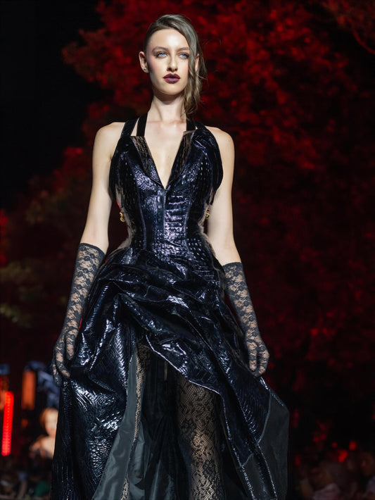 Abito da Sera Lungo Nero in Pelle con Finiture in Metallo Dorato