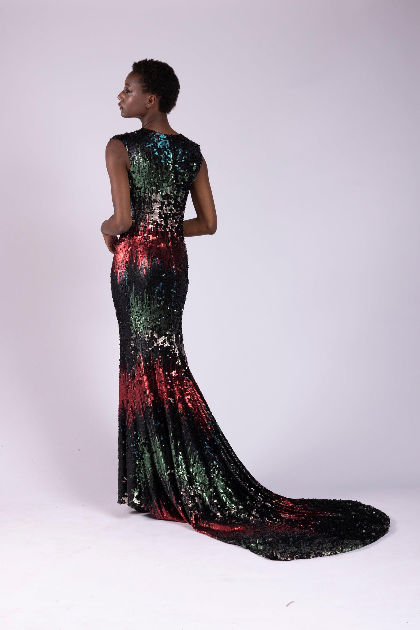 Abito lungo a sirena con paillettes cangianti e dettagli in raso Antonio Martino Couture