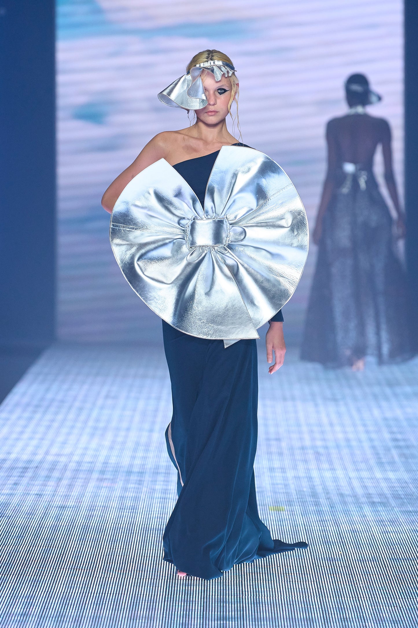 Abito da sera donna su misura lungo monospalla a sirena in cady blu notte con cinta bustier in pelle argento specchiato