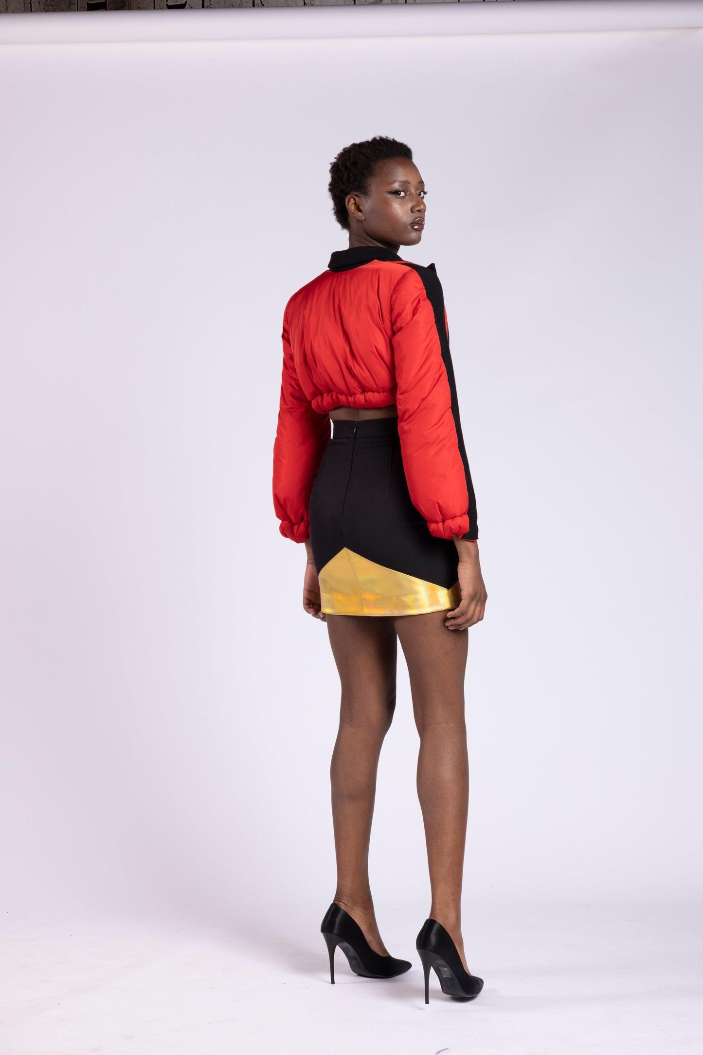 Cappottino cropped in lana nera e piumino rosso Antonio Martino Couture