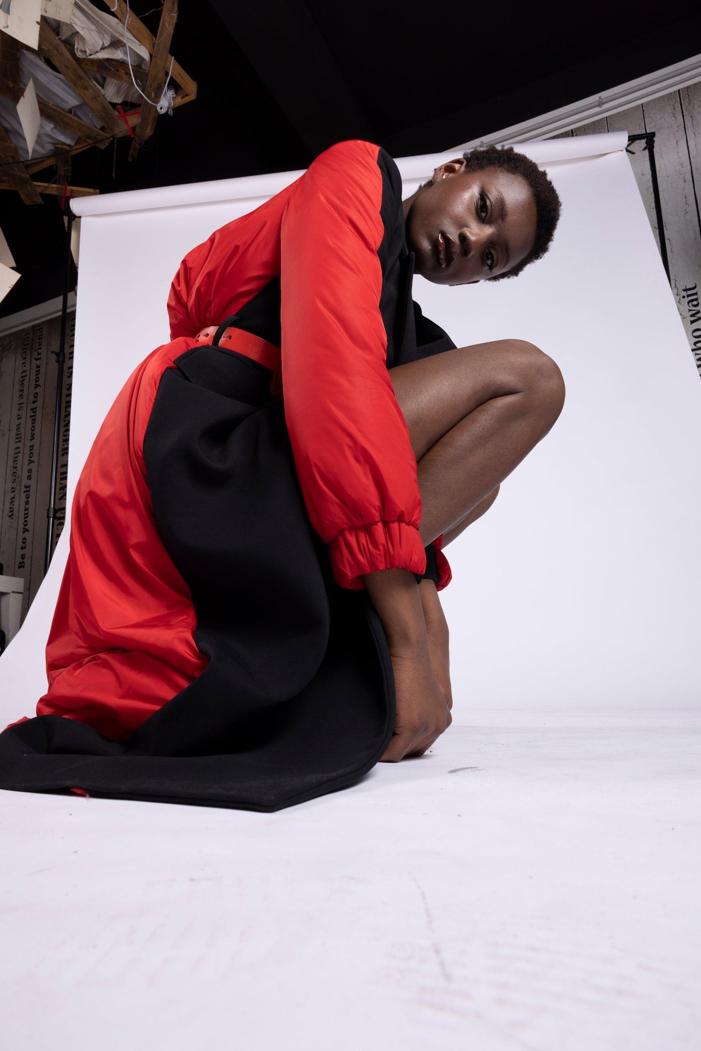 Cappotto doppio petto in lana nera e piumino rosso Antonio Martino Couture
