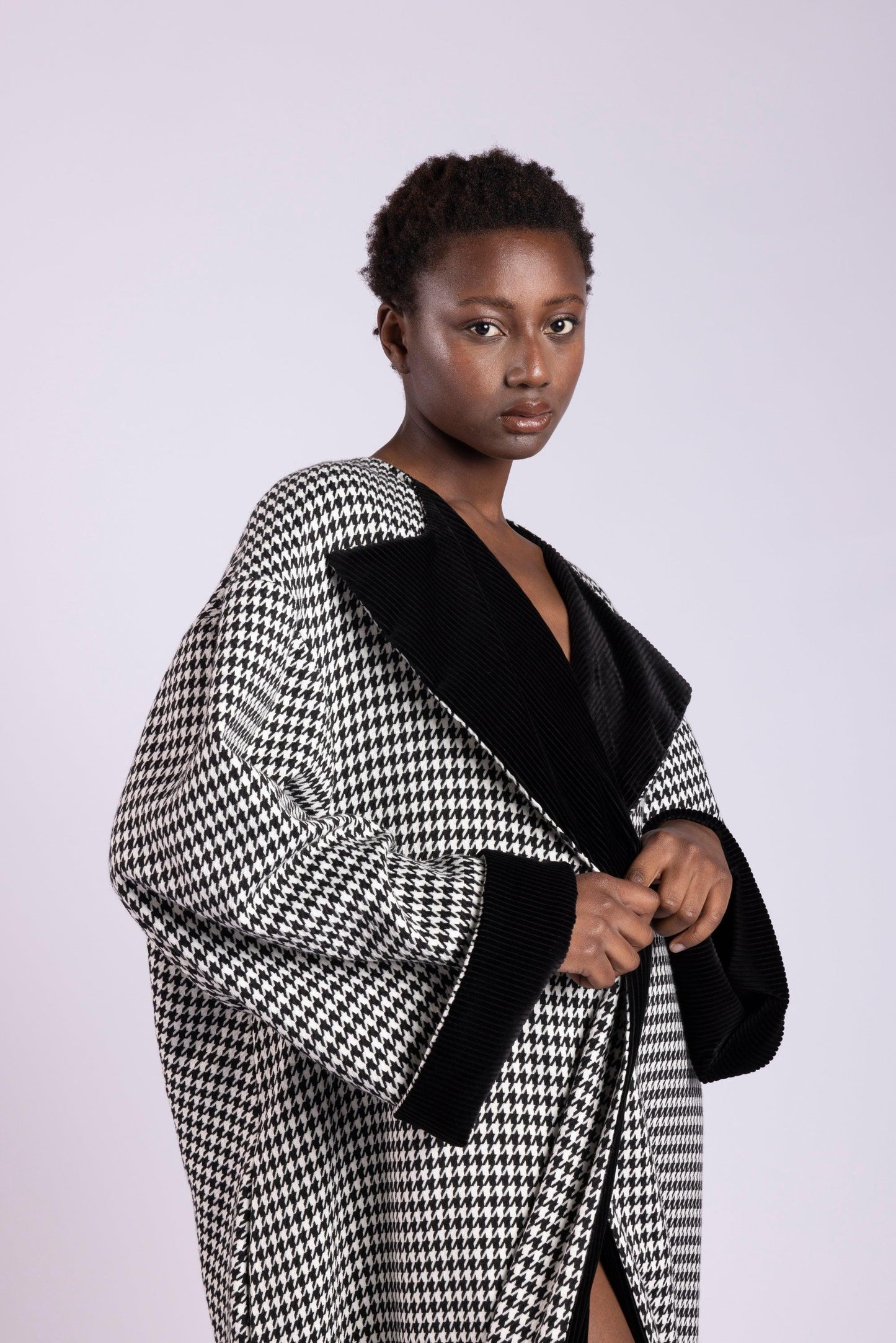 Cappotto kimono pied - de - poule e velluto a coste nero Antonio Martino Couture