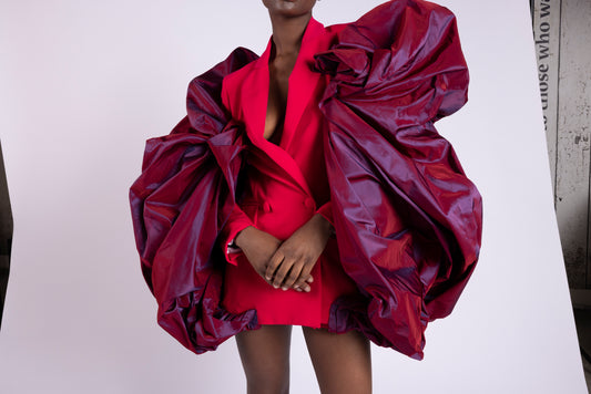 Tailleur con giacca doppio petto in cady fragola e inserti in taffetà cangiante Antonio Martino Couture