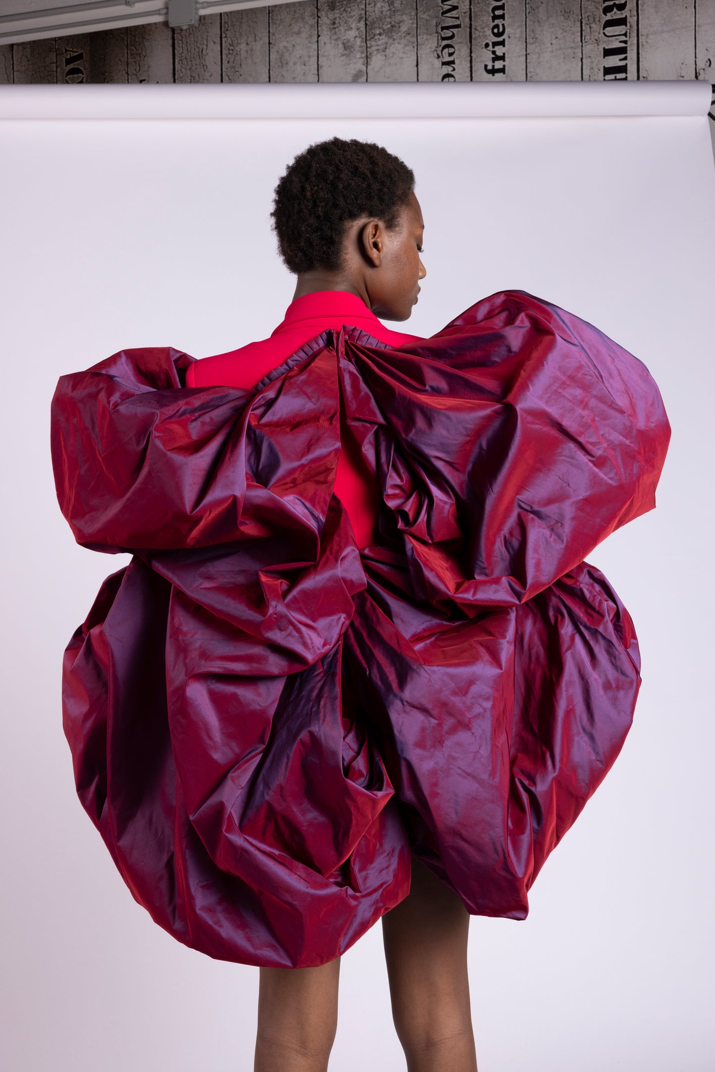 Tailleur con giacca doppio petto in cady fragola e inserti in taffetà cangiante Antonio Martino Couture