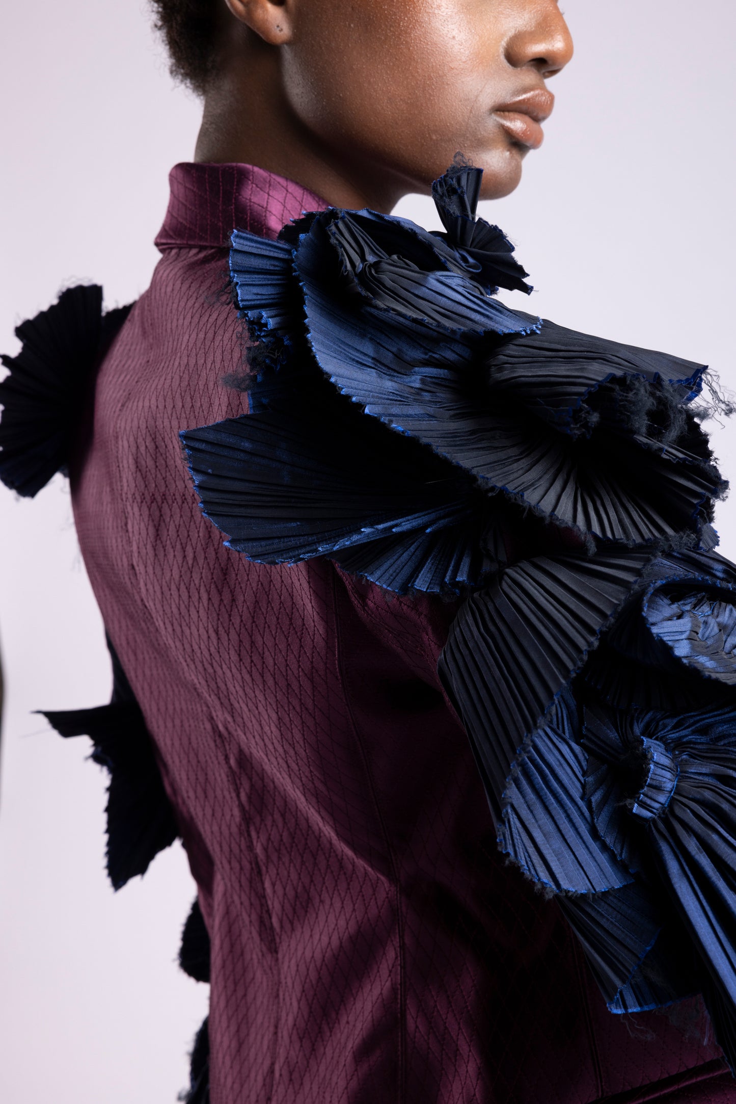 Tailleur giacca in raso matelassé e inserti in taffetà cangiante Antonio Martino Couture