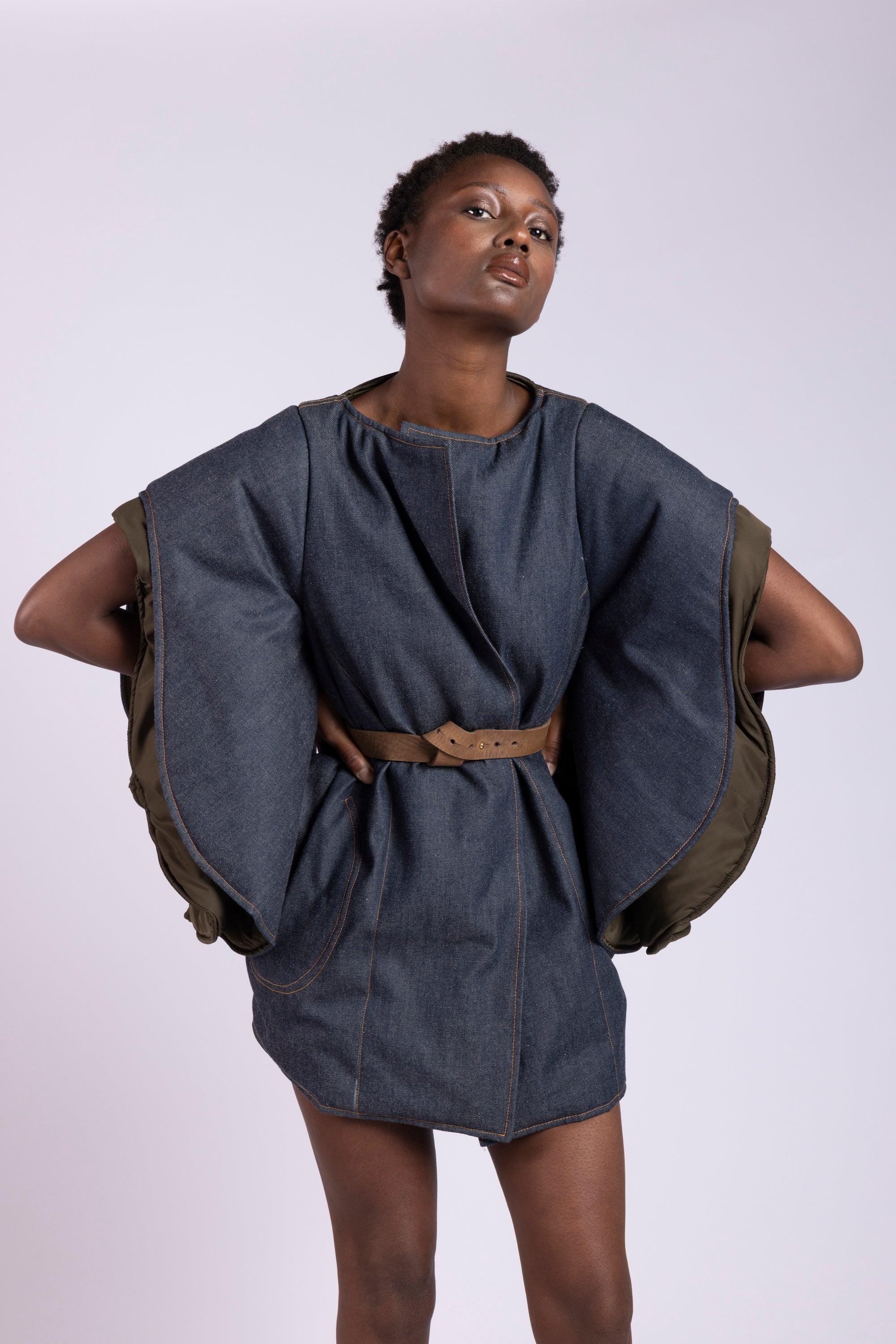 Trench donna in denim blu stile casual chic primaverile.