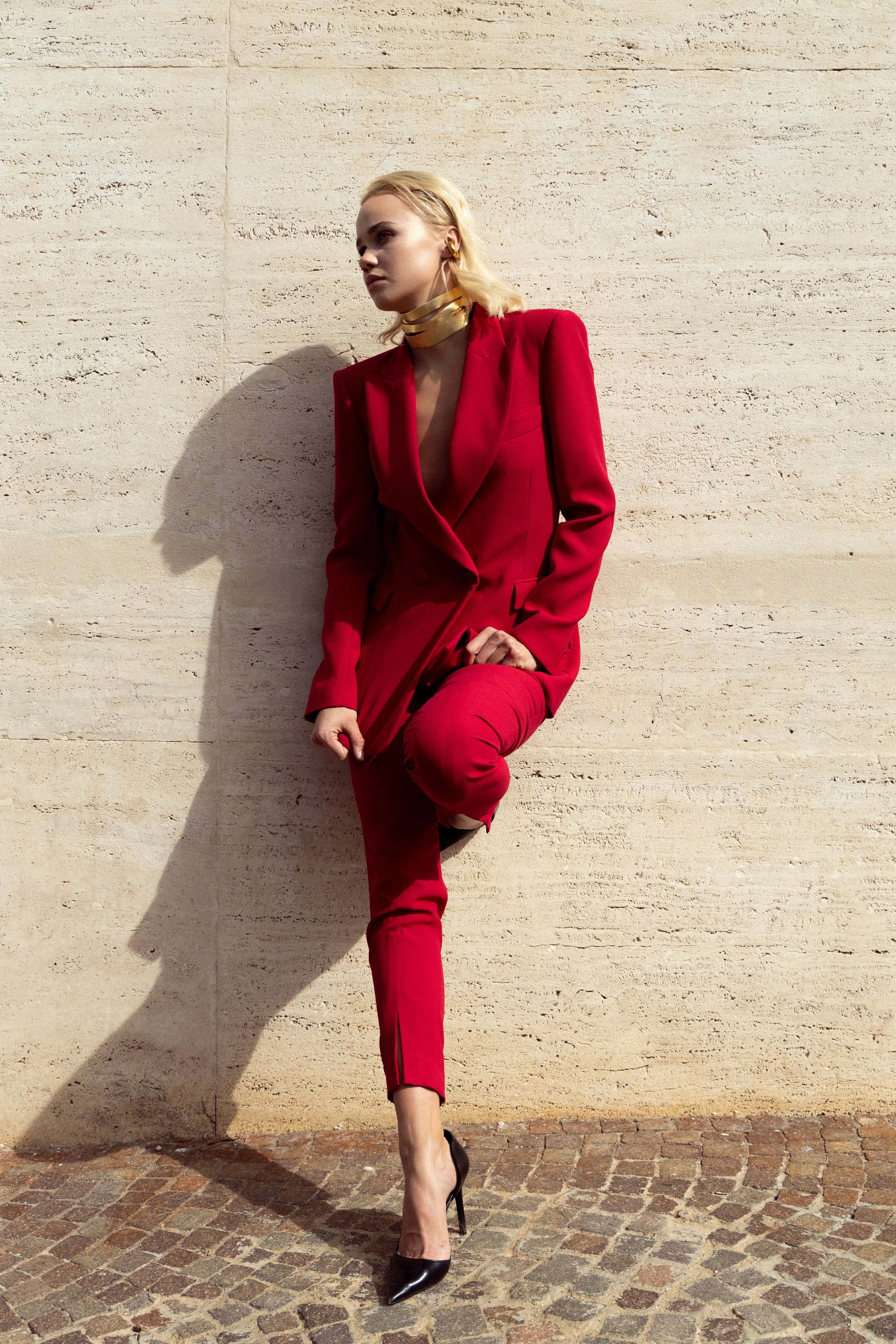 tailleur donna rosso ideale per tesi di laurea e cerimonie formali