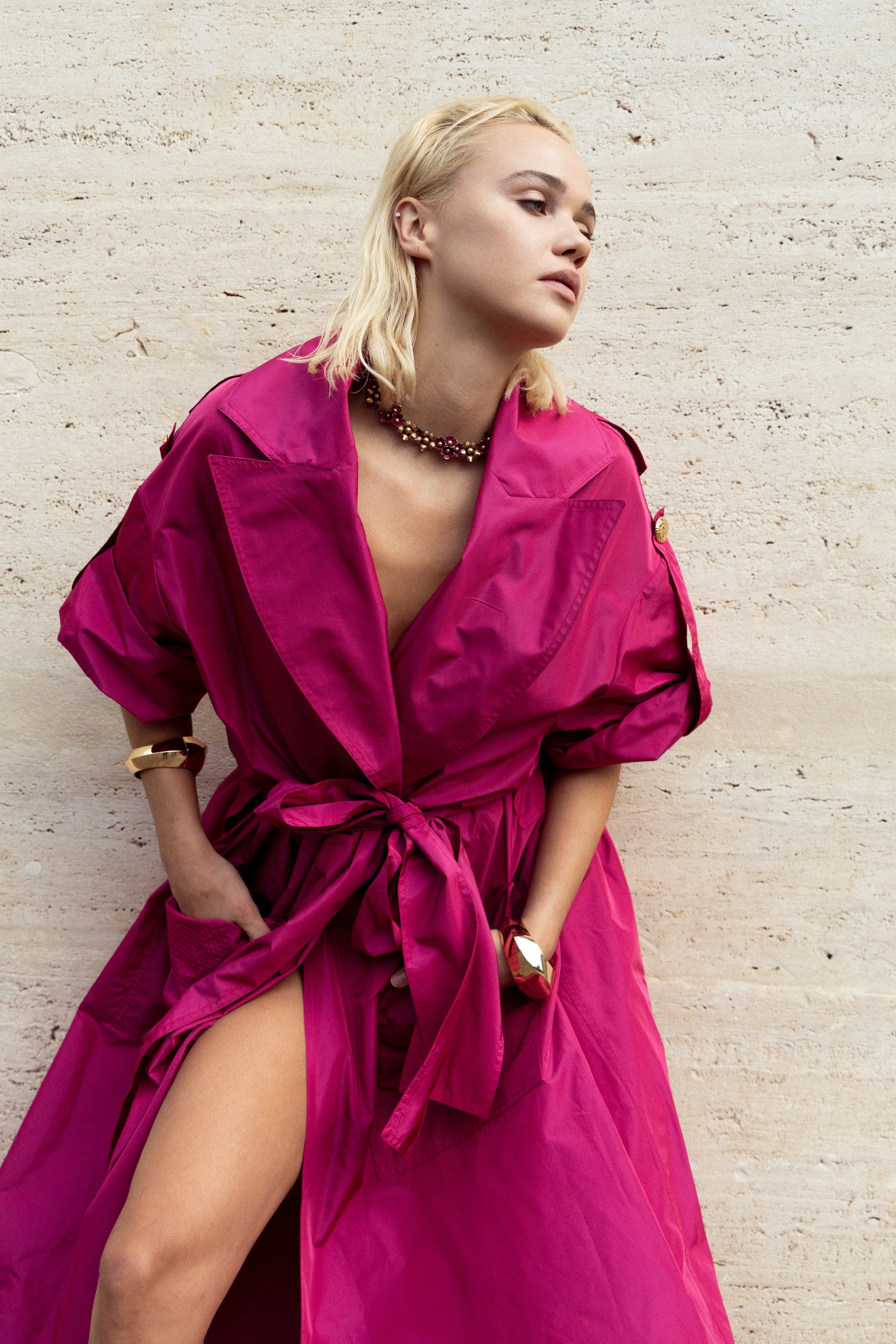 Cappotto donna elegante in seta fluida da cerimonia.