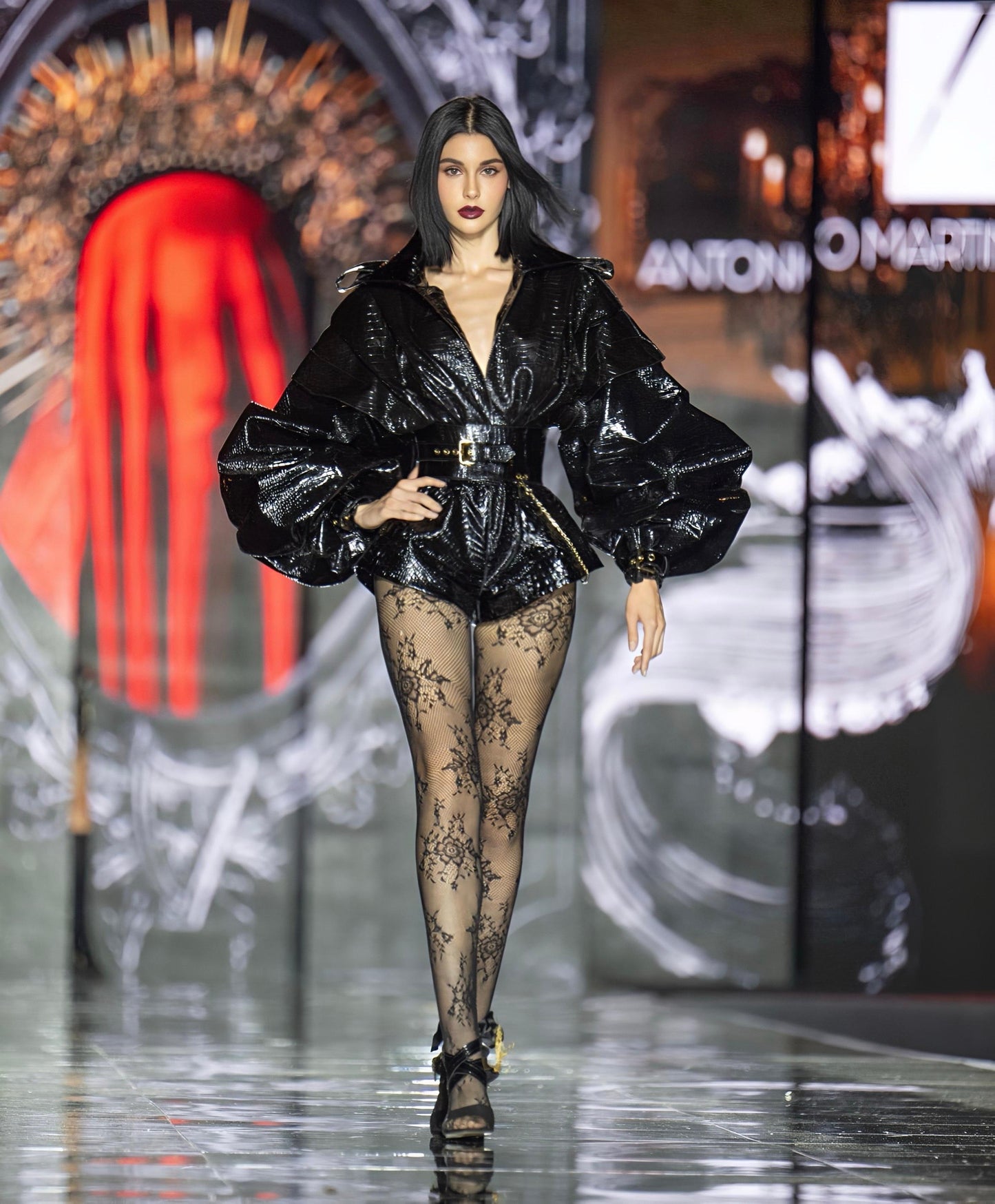 Tuta Corta in Pelle con Maniche Ampie e Cinta Bustier