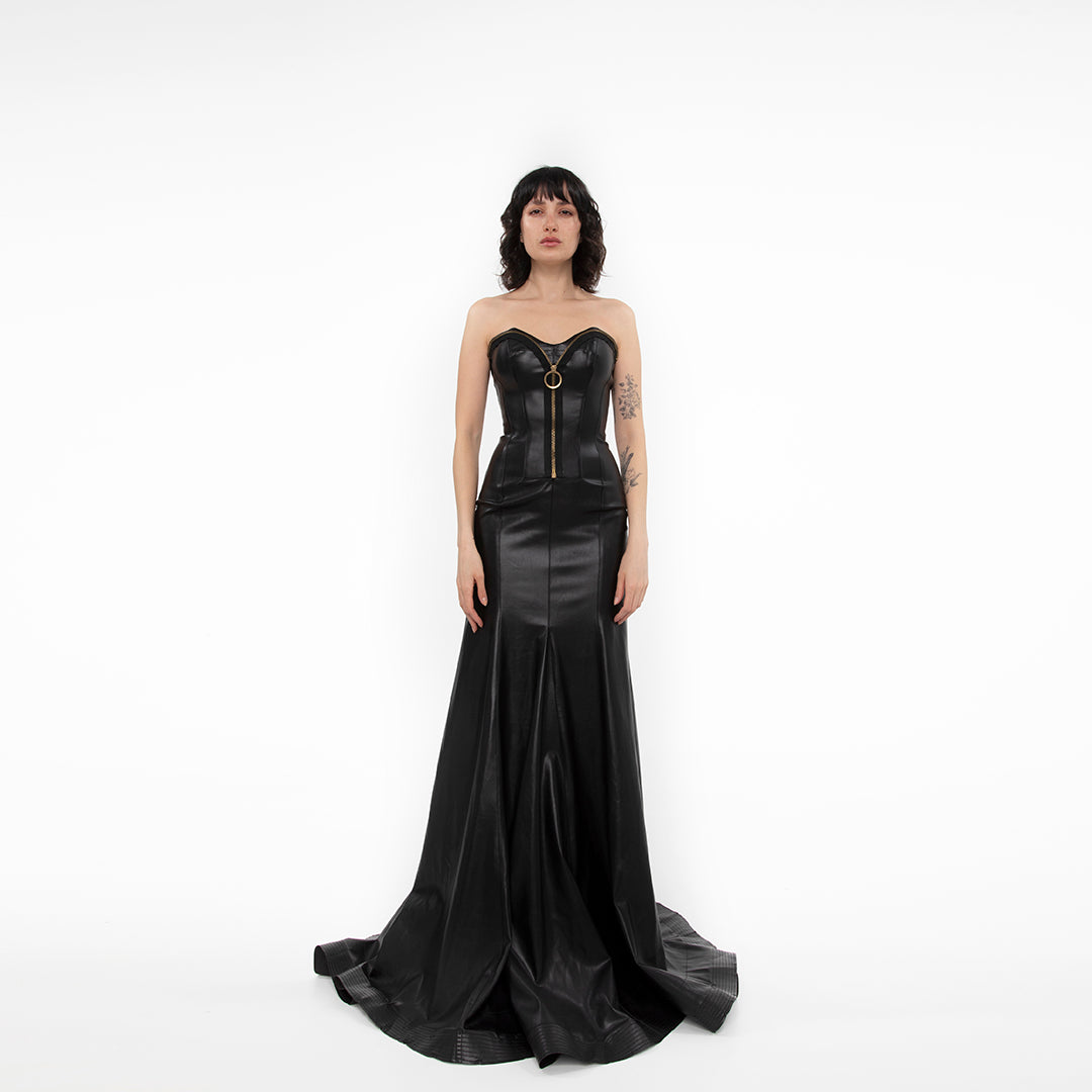 Abito da sera donna su misura lungo a sirena in pelle nera con lampo di ottone anticato effetto vintage