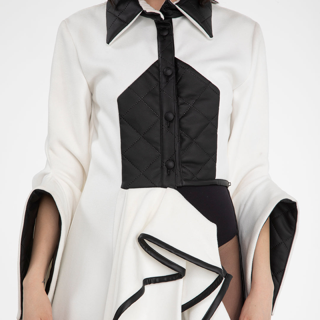 Trench camicia in lana bianca con dettagli in pelle nera