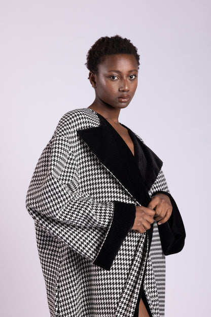 Cappotto kimono donna su misura in pied-de-poule bianco e nero, velluto a coste nero, double face