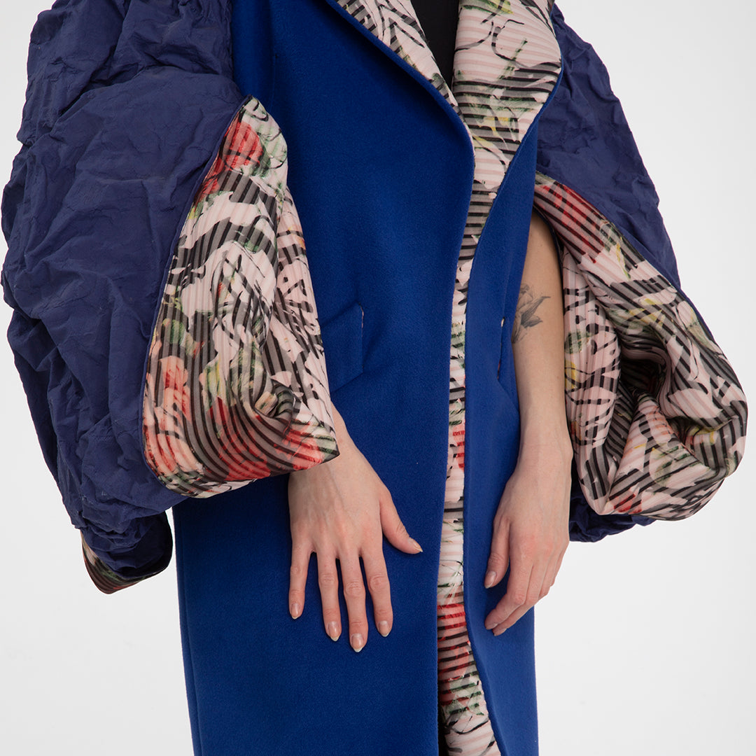 Cappotto Kimono Midi in Lana Blu e Tessuto Stampato a Fiori