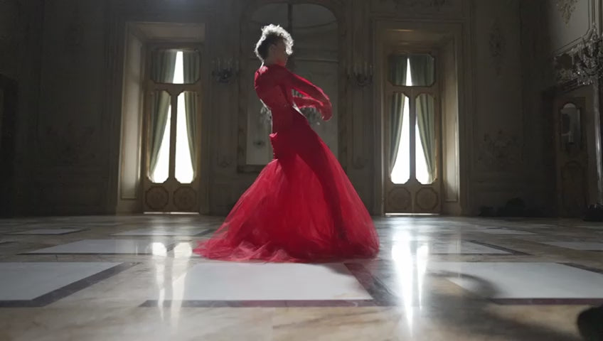 Carica il video: collezione no gravity antonio martino couture