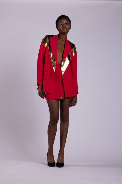 Tailleur da donna su misura con giacca doppio petto color fragola e inserti in pelle oro specchiato con pantaloncino in cady