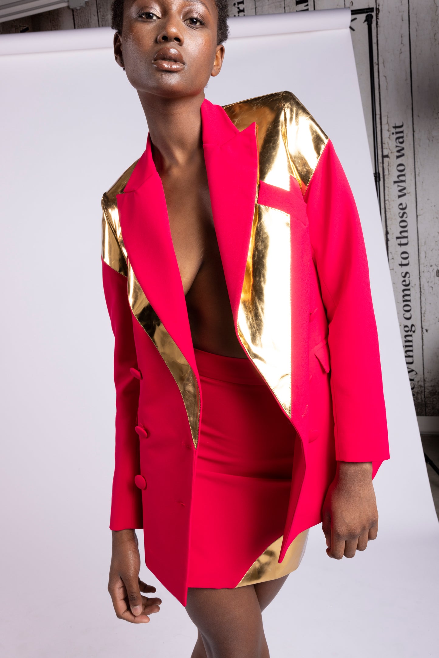 Tailleur da donna su misura con giacca doppio petto color fragola e inserti in pelle oro specchiato con pantaloncino in cady