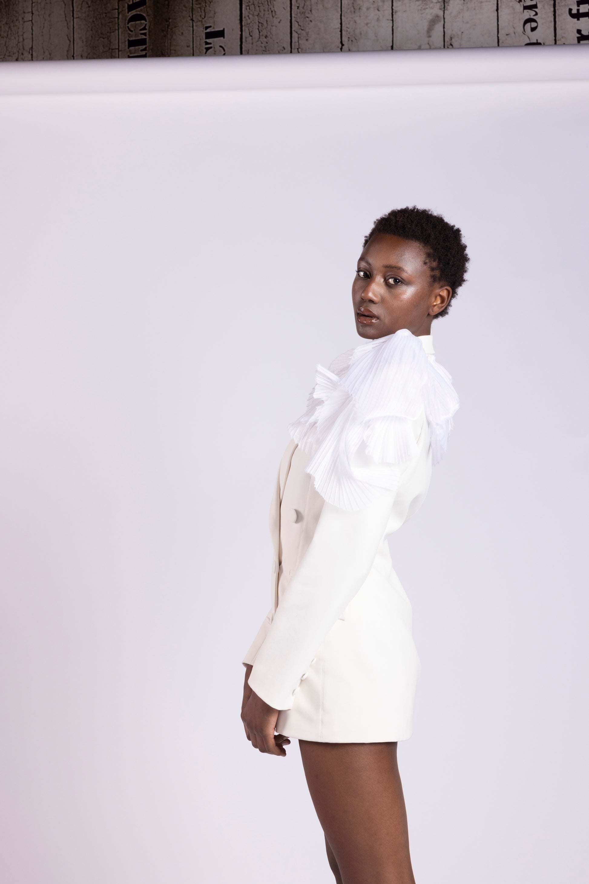 Tailleur da Donna su Misura con Giacca Doppio Petto in Cady Bianco e Maniche Ricamate in Organza e Pantaloncino