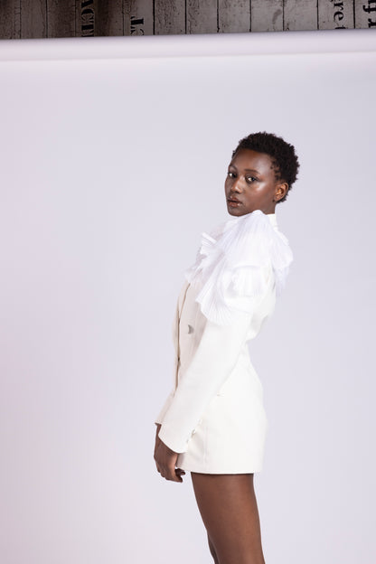Tailleur da Donna su Misura con Giacca Doppio Petto in Cady Bianco e Maniche Ricamate in Organza e Pantaloncino