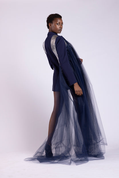Tailleur da donna su misura con giacca doppio petto in cady blu notte e inserti in pelle argento specchiata e mantella monospalla in tulle