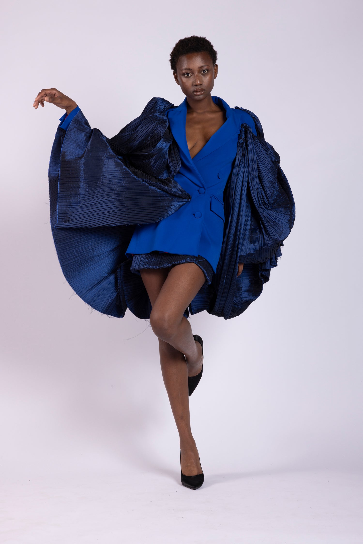 Tailleur da donna su misura con giacca doppio petto in cady bluette e maniche in taffetà con gonna in plissé primavera estate