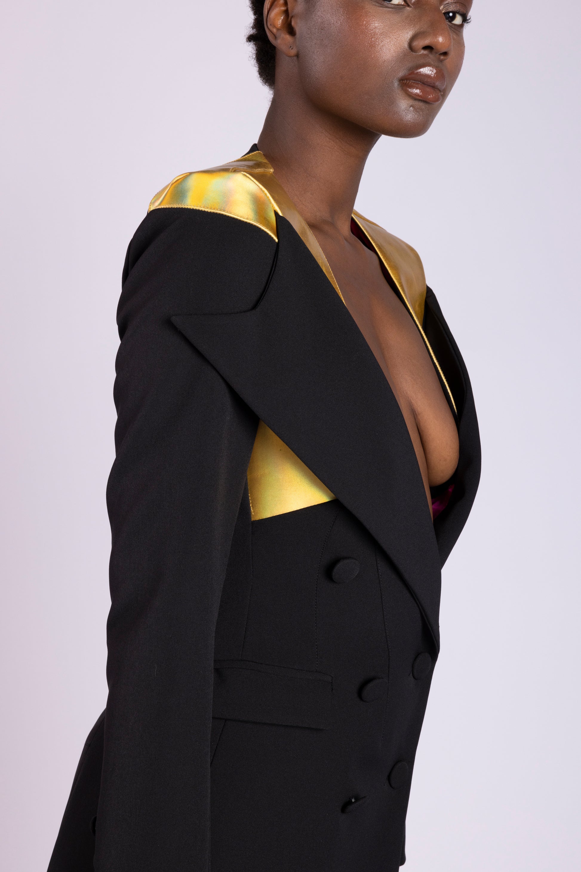Tailleur da Donna su Misura con Giacca Doppio Petto in Cady Nero e Dettagli in Pelle Oro Specchiata con Gonna in Cady e Pelle