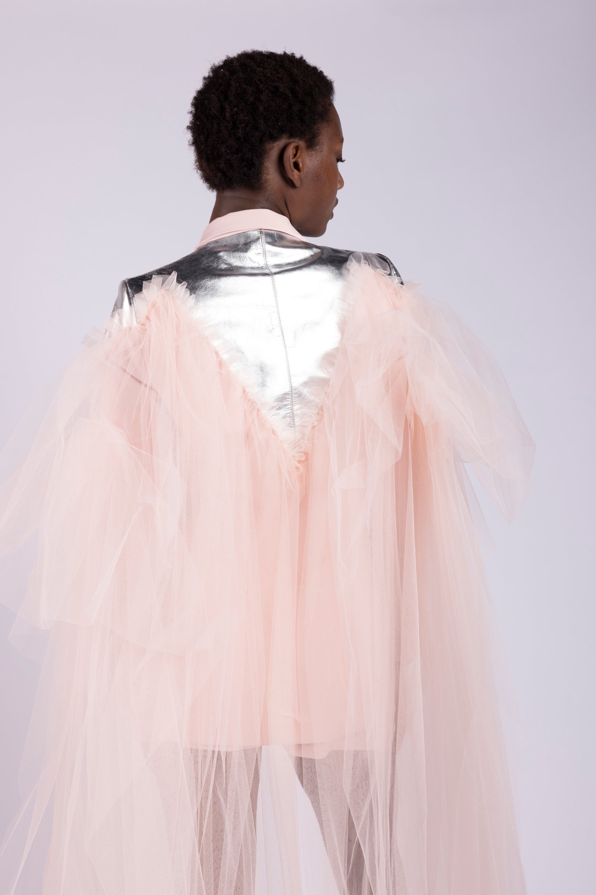 Tailleur da donna su misura con giacca doppio petto in cady rosa e dettagli in pelle argento specchiata con gonna in cady e pelle e mantello in tulle primavera estate