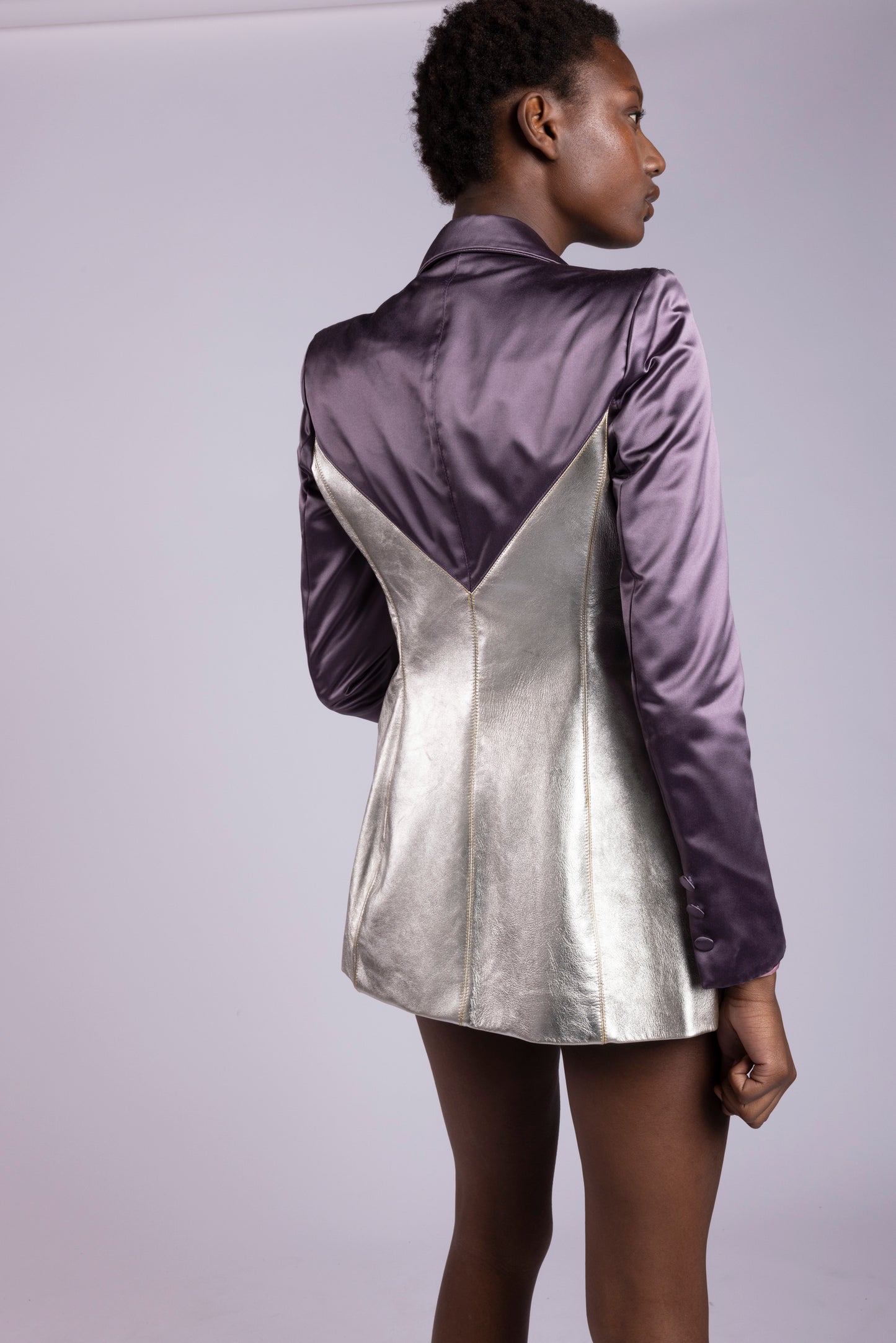 Tailleur da donna su misura con giacca monopetto in cady glicine e inserti in pelle argento specchiata abbinato con bermuda primavera estate